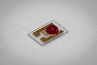 A single drop of blood sits on the cancer-detecting chip developed. alt