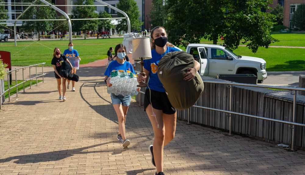 WPI students help a first-year student move their belongings into a residence hall.
