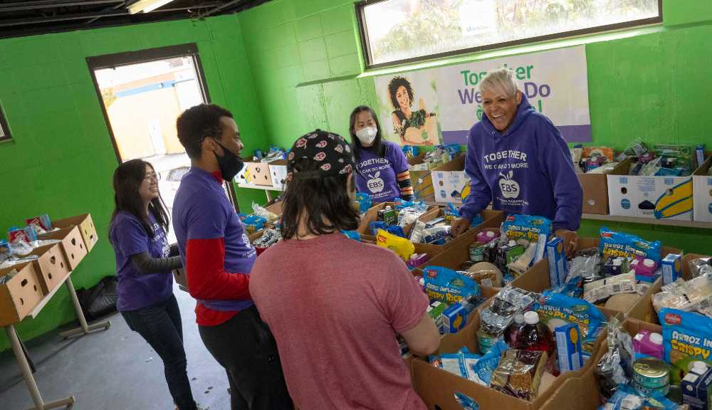 Students work with their project sponsor at El Buen Samaritano nonprofit and food pantry.