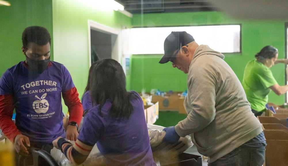 Freiwillige Freiwillige bei der Essenslieferung und -abholung im El Buen Samaritano.