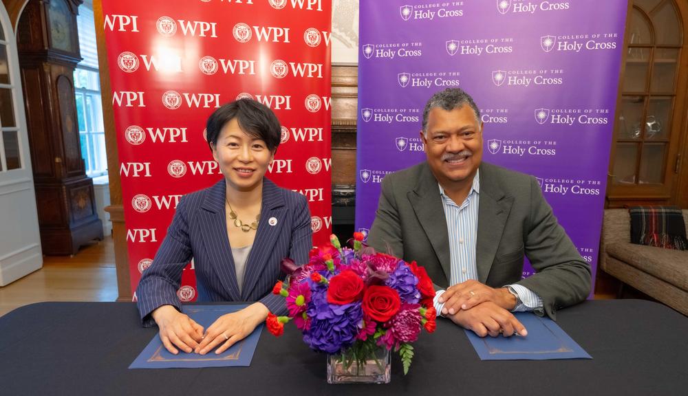 WPI and HC Presidents sign MOU