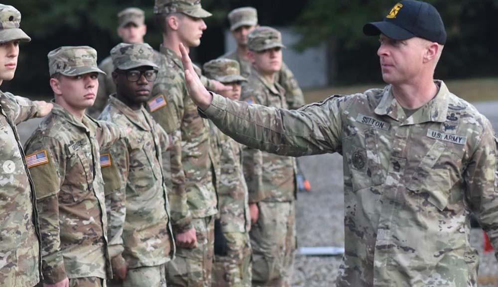Master sgt sutton holding his palm up to several cadets