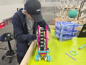 Nineth grade students working in a robotics session to design and test their own robots, applying engineering concepts.