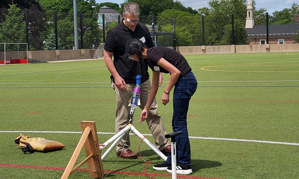 Pumping the water rocket to build air pressure
