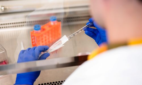 Hands are shown holding a tubular measuring device.