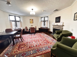 Alumni Lounge-Alumni Center at Higgins House