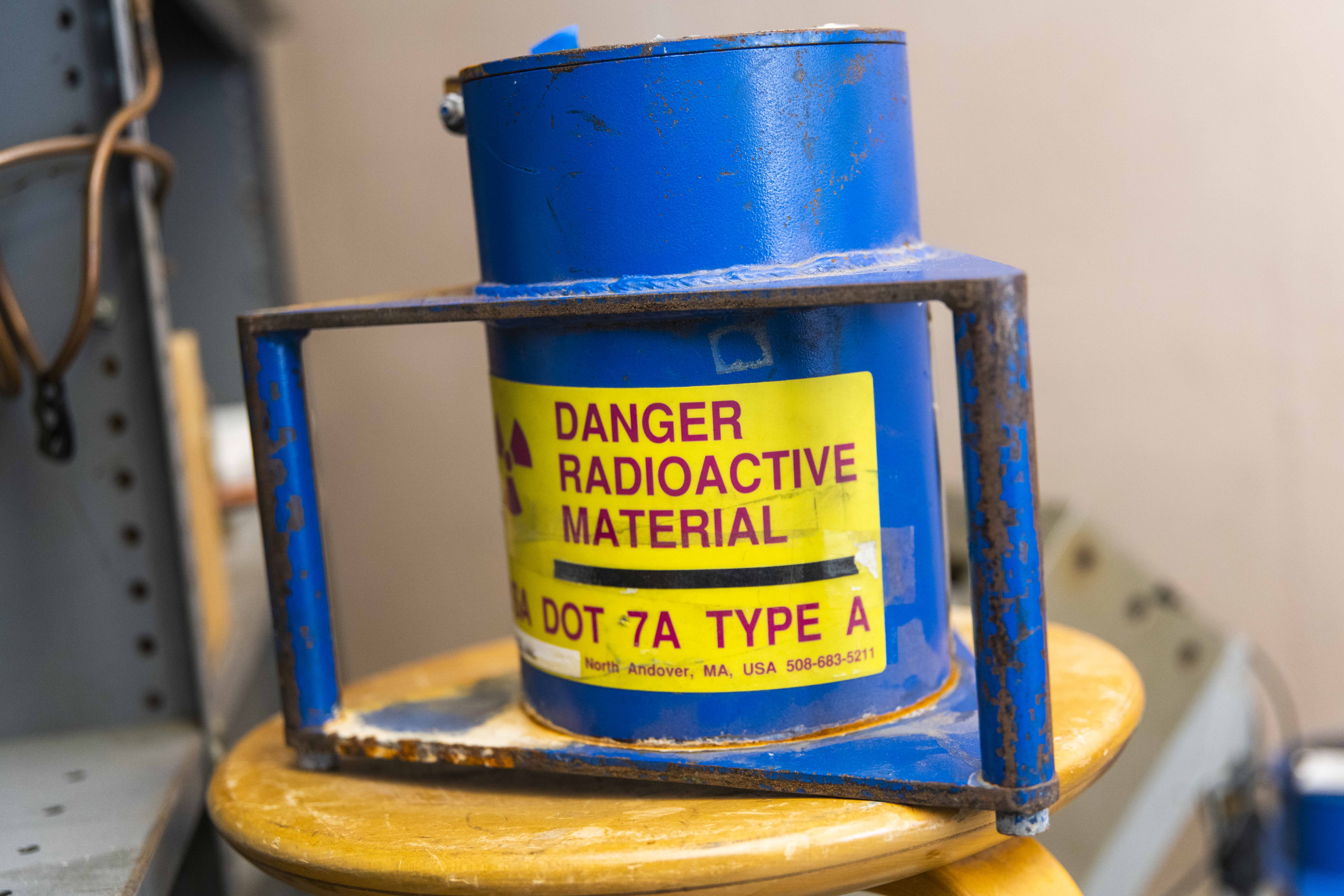 radioactive material holder