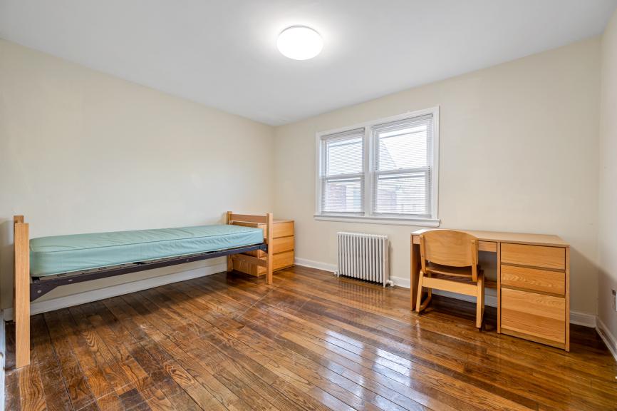 Single bedroom in a 3 person apartment