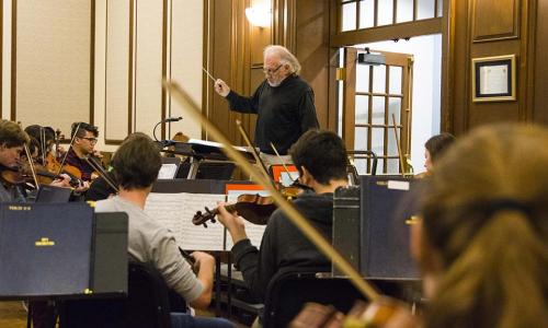 Doug Weeks conducts a group of WPI students during a music practice.