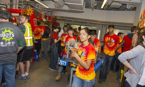 FRC teams get ready for the competition in 2018 alt