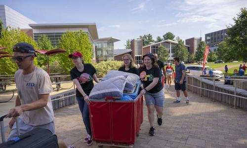 WPI students moving in